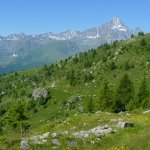 Vista dall'alto sul tornante da cui inizia il sentiero con lo sfondo del Monviso